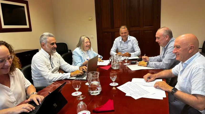 Imagen de la reuni&oacute;n de la Comisi&oacute;n que se ha creado en Lanzarote para el seguimiento de las importantes obras