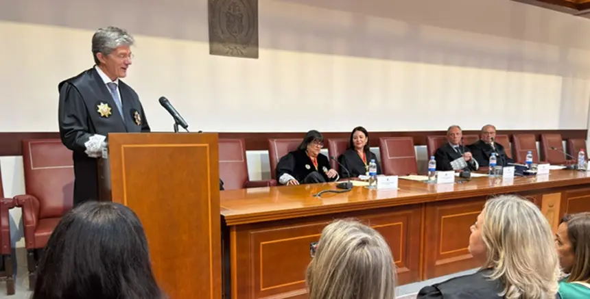 El abogado Carlos Vi&ntilde;a durante su discurso.