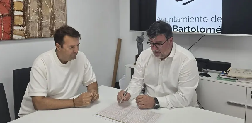 Antonio Roc&iacute;o junto al alcalde Isidro P&eacute;rez repasando las cuentas.