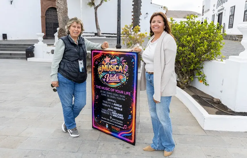 Rita Hern&aacute;ndez y Olivia Duque con el cartel del evento.