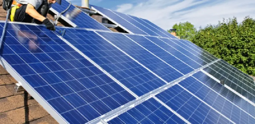 Imagen de la instalaci&oacute;n de placas fotovoltaicas en el tejado de una casa promovida por el Ministerio de Transici&oacute;n Ecol&oacute;gica. 