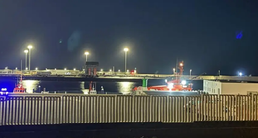Imagen de archivo de otra llegada de patera a Puerto Naos por la noche.