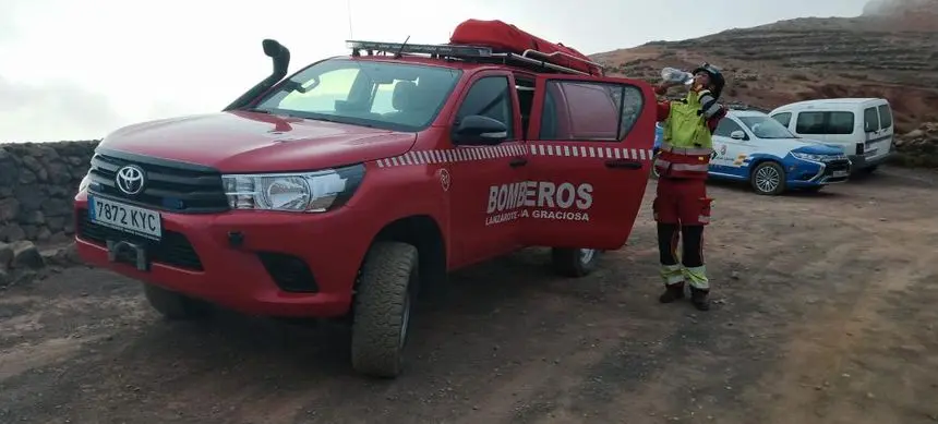 Uno de los bomberos hidrat&aacute;ndose por el calor y la humedad que hab&iacute;a en la zona del rescate.