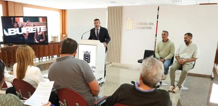 El presidente del Cabildo este mi&eacute;rcoles anunciando el concierto con el alcalde de Har&iacute;a al lado.
