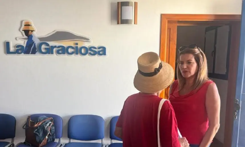 La consejera de Hacienda y Contrataci&oacute;n, Mar&iacute;a Jes&uacute;s Tovar, en La Graciosa hablando con una vecina en una imagen reciente.