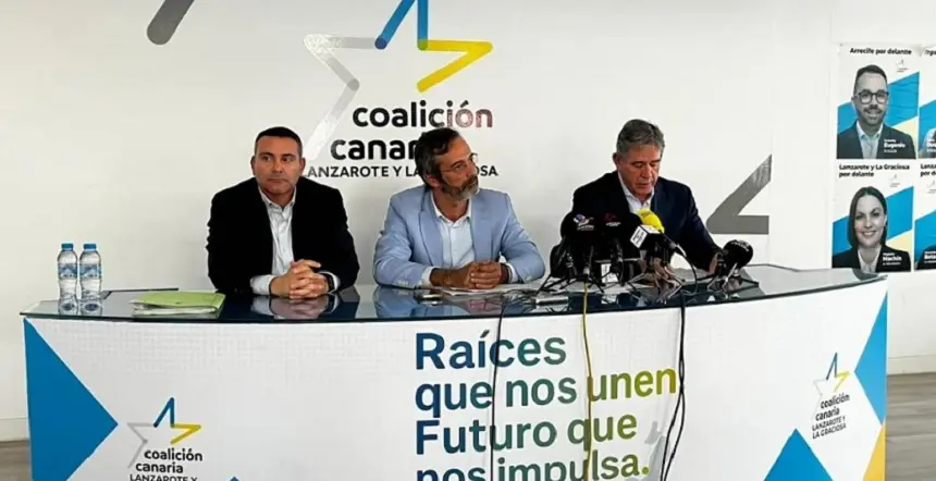Oswaldo Betancort, Pedro San Gin&eacute;s y Erasmo Garc&iacute;a en una rueda de prensa que hicieron para abordar el tema del Hospital Insular. 