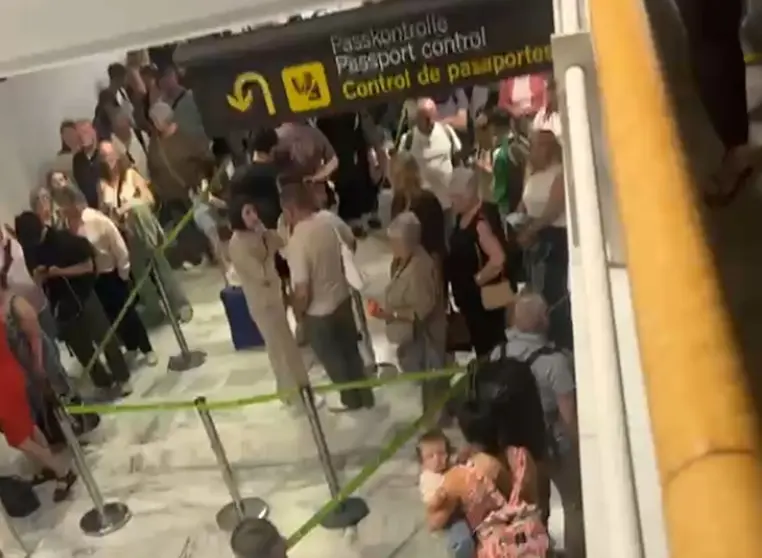 Cola en el control de pasaportes del Aeropuerto C&eacute;sar Manrique.
