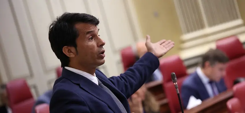 Marcos Bergaz (PSOE) este martes en el pleno del Parlamento canario.