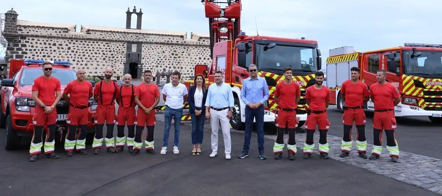 Los bomberos de Lanzarote que van a acudir al rescate con el gerente del Consorcio, Enrique Espinosa, la vicepresidenta del Cabildo, Mar&iacute;a Tovar, el presidente, Oswaldo Betancort, y el consejero del &Aacute;rea, Francisco J. Aparicio.