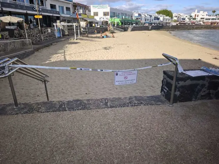 Cartel informando del cierre de la playa.