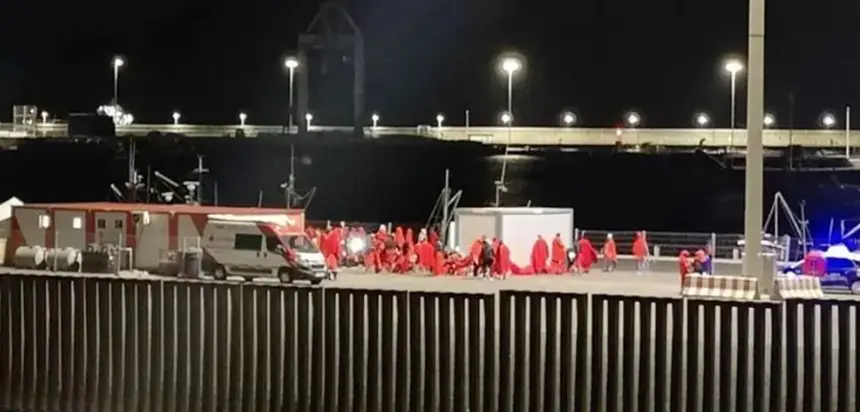 Imagen de la llegada a Puerto Naos de otro grupo de inmigrantes de noche.