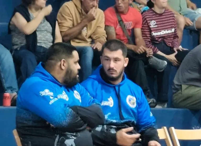 Catarino intercambiando opiniones con uno de sus compa&ntilde;eros.