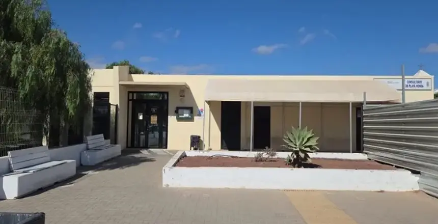 Imagen de la entrada del actual centro de salud de Playa Honda. 