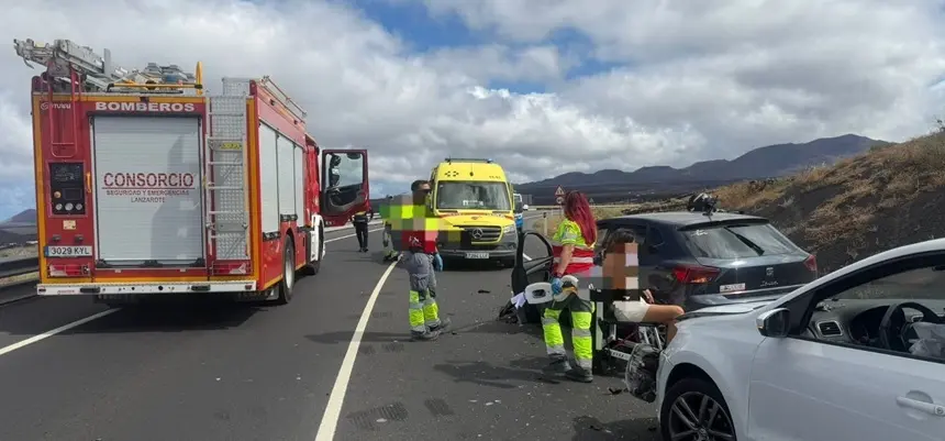 Bomberos y personal del SUC atendiendo a los heridos.