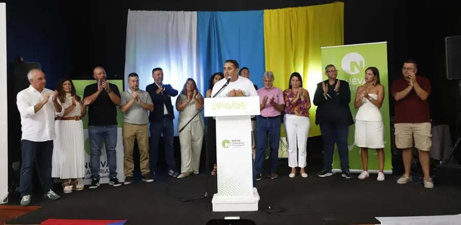 Yon&eacute; Caraballo aplaudido por sus compa&ntilde;eros en el momento en el que anunci&oacute; su candidatura.