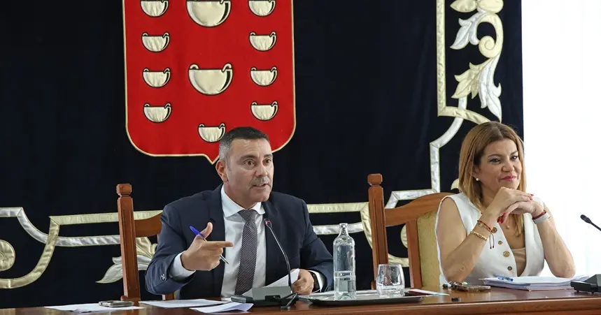 Oswaldo Betancort y Mar&iacute;a Jes&uacute;s Tovar en el Pleno del Cabildo.
