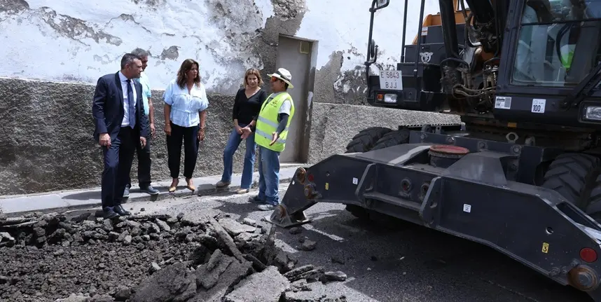 Oswaldo Betancort, Olivia Duque, Mar&iacute;a Jes&uacute;s Tovar y Eugenio Robayna en la calle Jos&eacute; Betancort.
