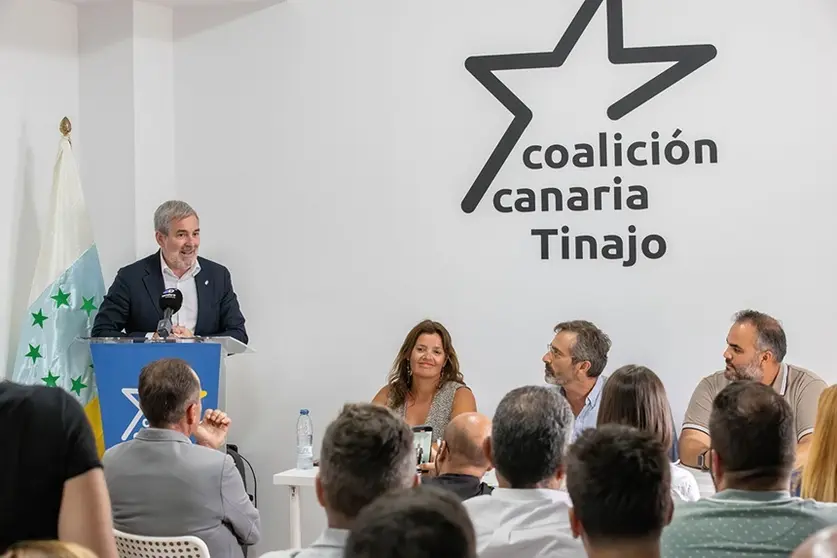 Fernando Clavijo en la nueva sede de CC en Tinajo.