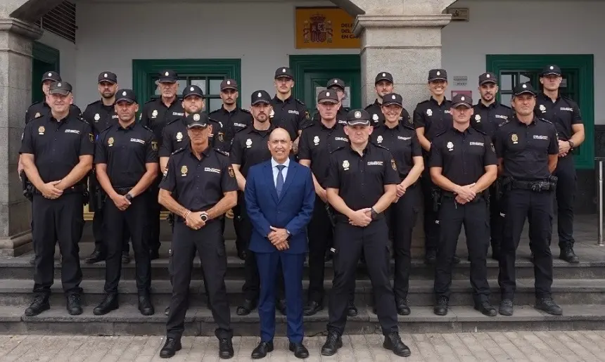 El director insular con los nuevos agentes.