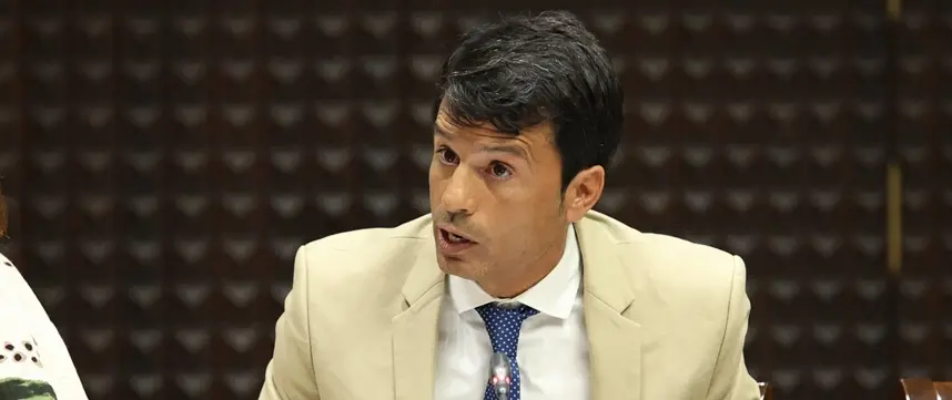 Marcos Bergaz durante una intervenci&oacute;n en comisi&oacute;n parlamentaria.