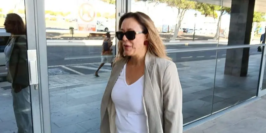 Mar&iacute;a Dolores Corujo entrando en los juzgados de Arrecife.