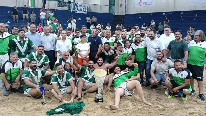 Toda la familia del Tao celebrando el importante triunfo con patrocinadores y autoridades, entre ellas el presidente del Cabildo de Lanzarote, Oswaldo Betancort
