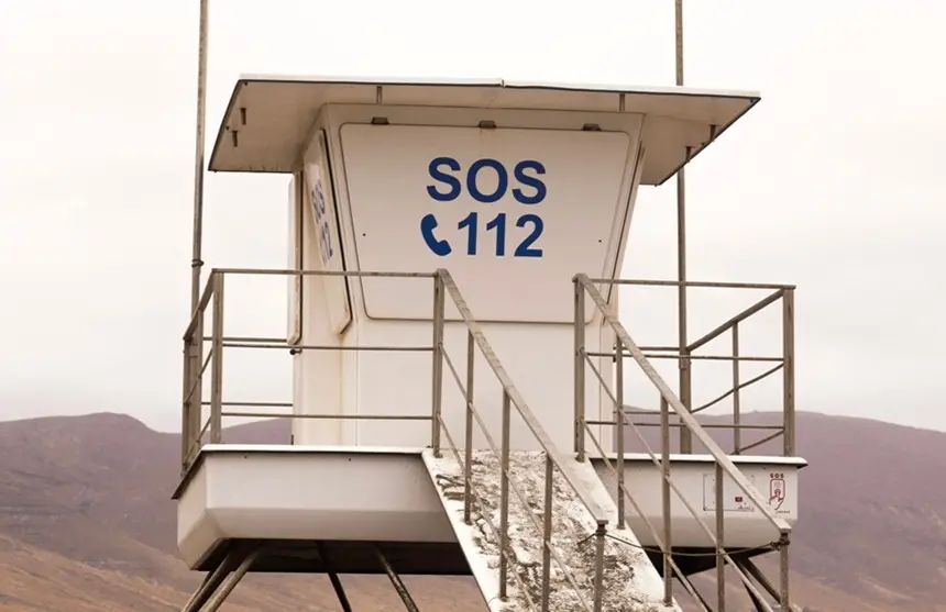 Puesto de vigilancia en la playa de Famara.