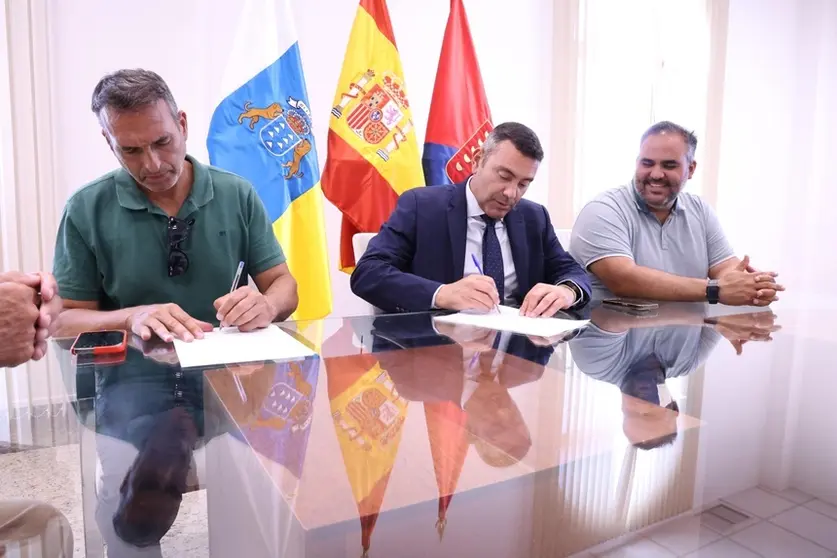 Alfredo Villalba y Oswaldo Betancort firmando el convenio de Lajares.