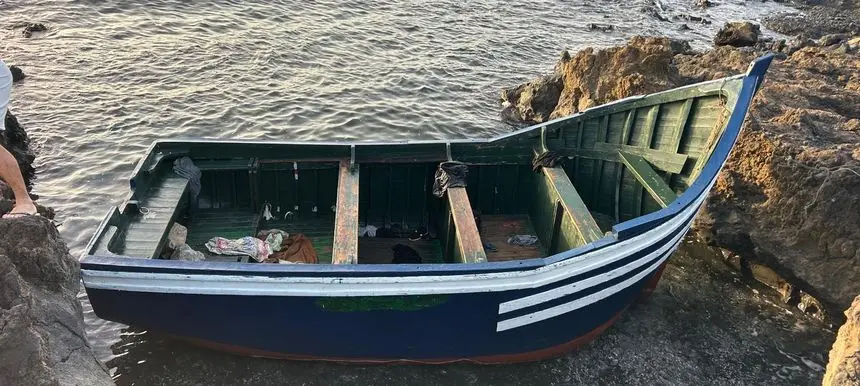 Patera en la que llegaron los inmigrantes a la zona de Arrieta y Punta Mujeres.