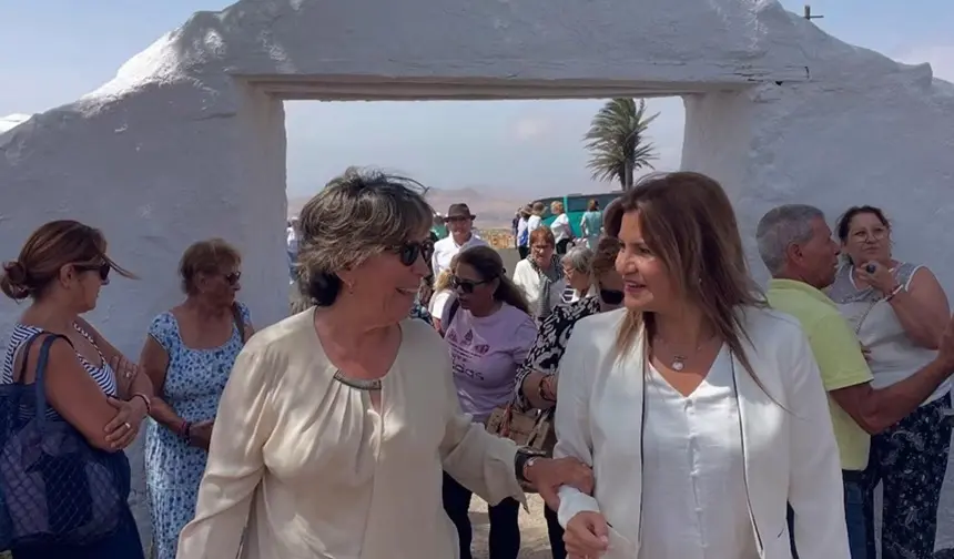 Rita Hern&aacute;ndez junto a Mar&iacute;a Jes&uacute;s Tovar en un acto en Teguise.