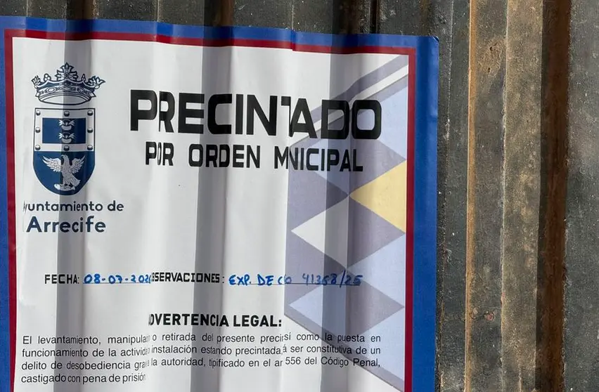 Precinto realizado hoy por agentes de la Polic&iacute;a Local de Arrecife en un taller de Chapa y Pintura en el barrio de Altavista, que carec&iacute;a de licencia 