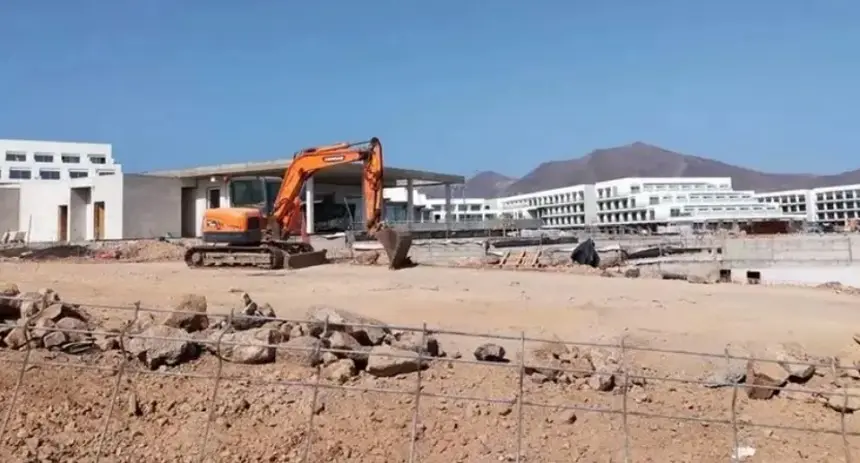 Imagen de la &uacute;ltima obra de un hotel que se hizo en Playa Blanca y al que no se ha querido aplicar el deslinde de 20 metros que s&iacute; se quiere aplicar a otros hoteles construidos hace d&eacute;cadas. 