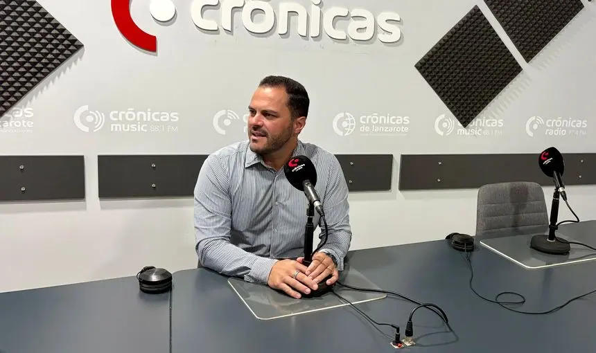 Yonathan de Le&oacute;n en el programa "A Buena Hora" de Cr&oacute;nicas Radio.