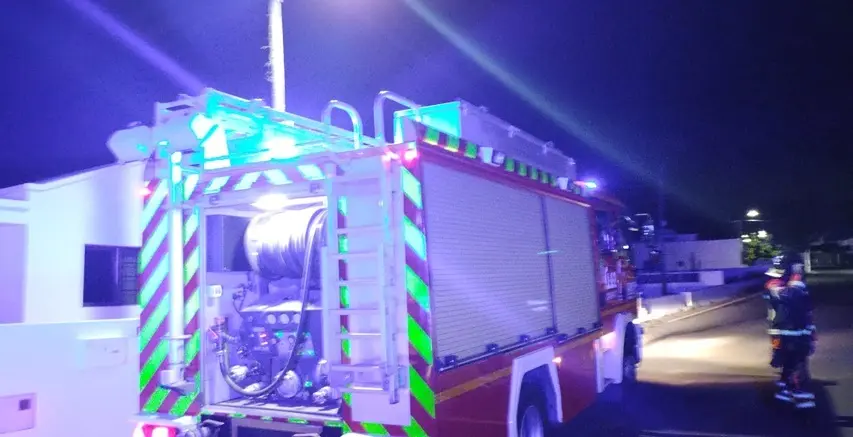 Cami&oacute;n de los bomberos del Consorcio de Seguridad y Emergencias junto a la vivienda.