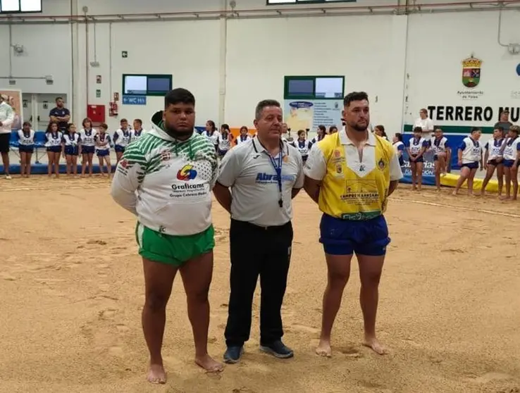 Imagen de los capitanes y del &aacute;rbitro antes del inicio de la brega