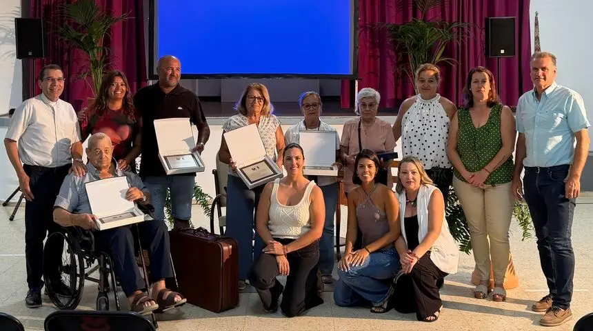 Imagen de las personas reconocidas y de la gente que organiza las fiestas junto a la alcaldesa de Teguise, Olivia Duque