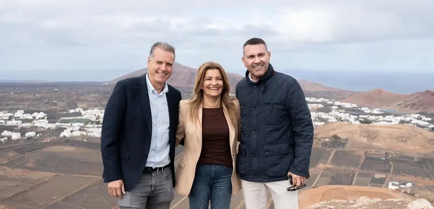 Oswaldo Betancort junto a Mar&iacute;a Jes&uacute;s Tovar y Domingo Cejas.