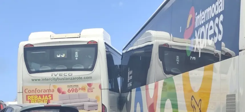 Guaguas que han protagonizado en la ma&ntilde;ana de este lunes un choque en la rotonda del Cabildo.