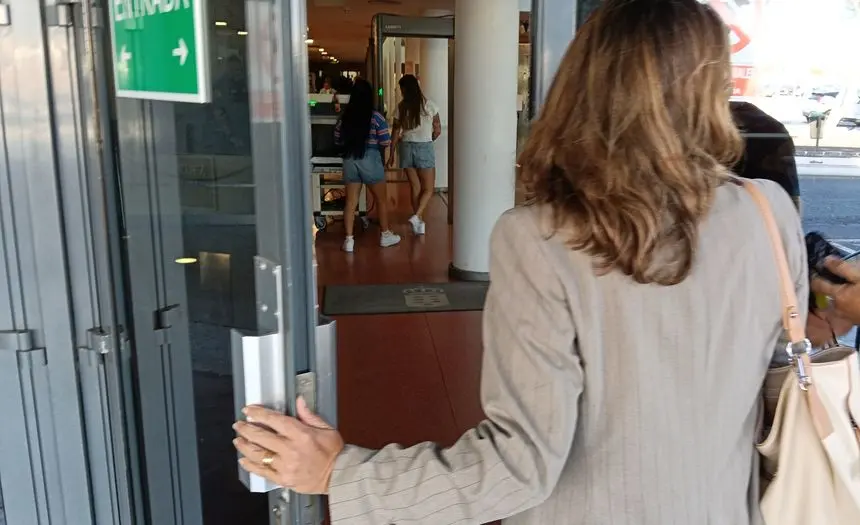 Mar&iacute;a Dolores Corujo el d&iacute;a que fue a declarar al juzgado por el caso Sosa y finalmente no pudo hacerlo porque el fiscal le dijo que la citar&iacute;a otro d&iacute;a para que fuera con un abogado.