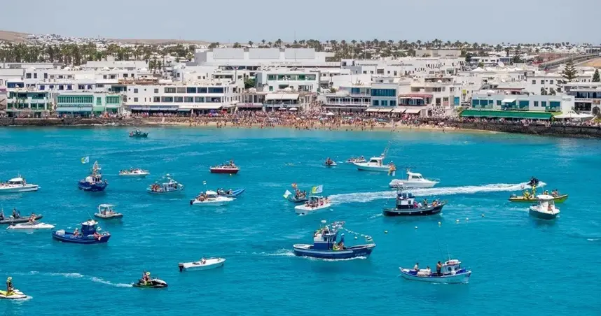 Procesi&oacute;n en las Fiestas del Carmen en Playa Blanca.