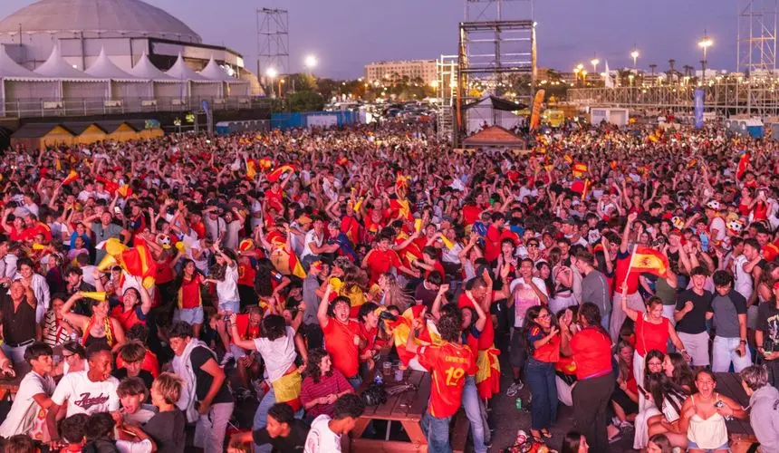 Miles de personas acudieron al recinto ferial de Arrecife para celebrar el triunfo de la selecci&oacute;n
