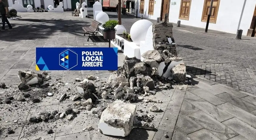 Da&ntilde;os provocados en este tramo de la renovada plaza de Las Palmas, en Arrecife.