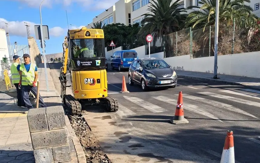 Operarios realizando las obras para reforzar el alumbrado p&uacute;blico.
