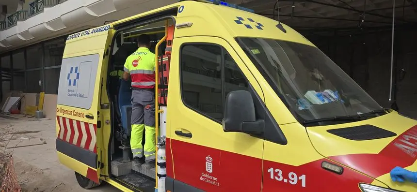El personal del SUC atendiendo al herido dentro del hotel Natura Palace