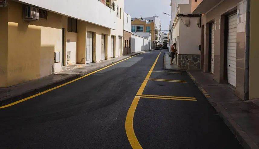 El entorno del colegio Nieves Toledo, en el barrio de El Lomo.