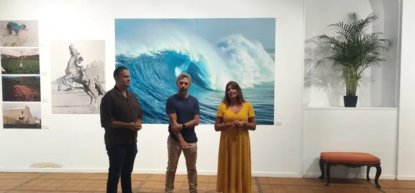 Olivia Duque y Andoni Mach&iacute;n junto a Guillermo Cervera Calonje en su exposici&oacute;n.