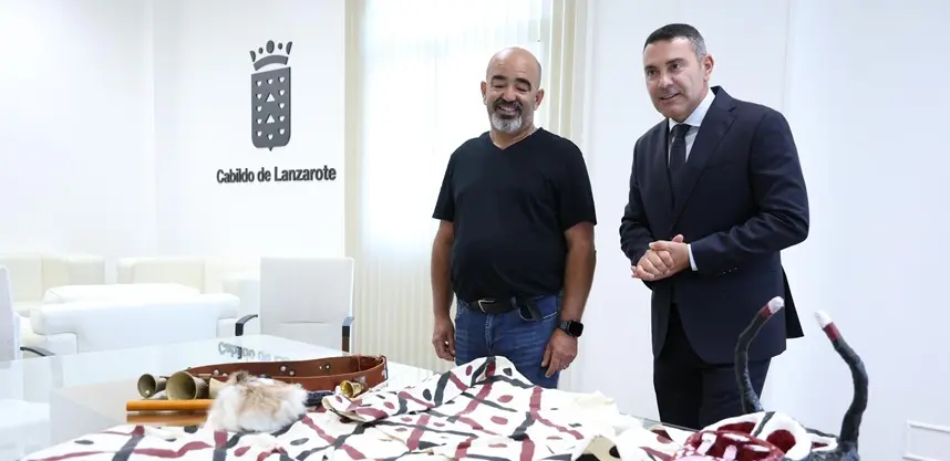 Oswaldo Betancort junto al presidente de la Asociaci&oacute;n Cultural Los Diabletes.