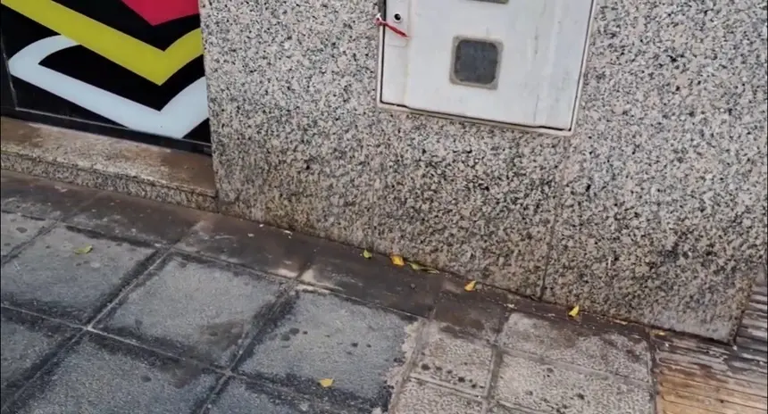 Suciedad en una de las calles de Arrecife generada por la orina de los perros.