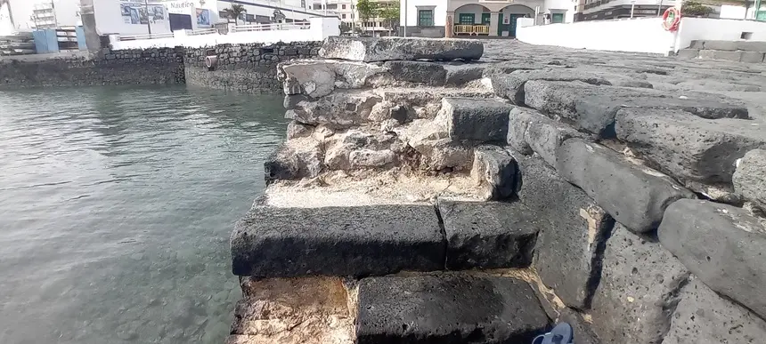 Imagen del mal estado en el que se encuentra la escalera del muelle desde el pasado mes de marzo.