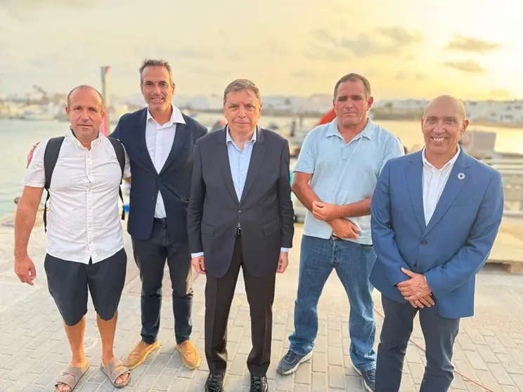 Alfredo Villalba y Pedro Viera junto a Luis Planas.
